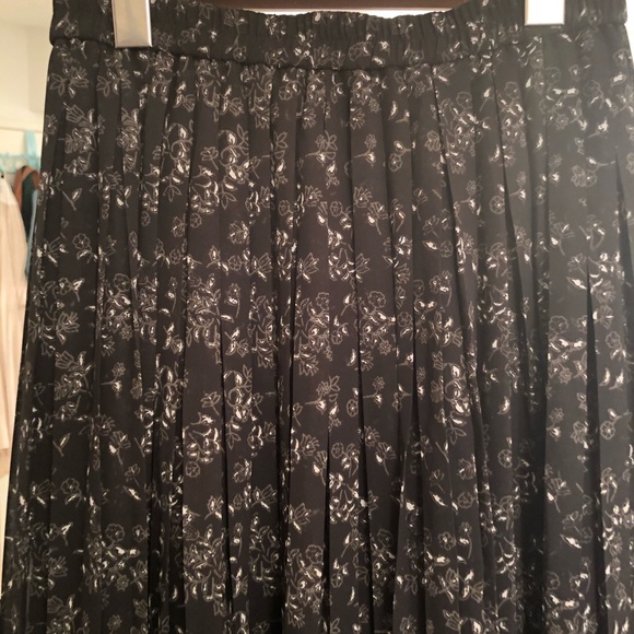 Uniqlo Black Pleated Maxi Skirt - Picture 12 of 13
